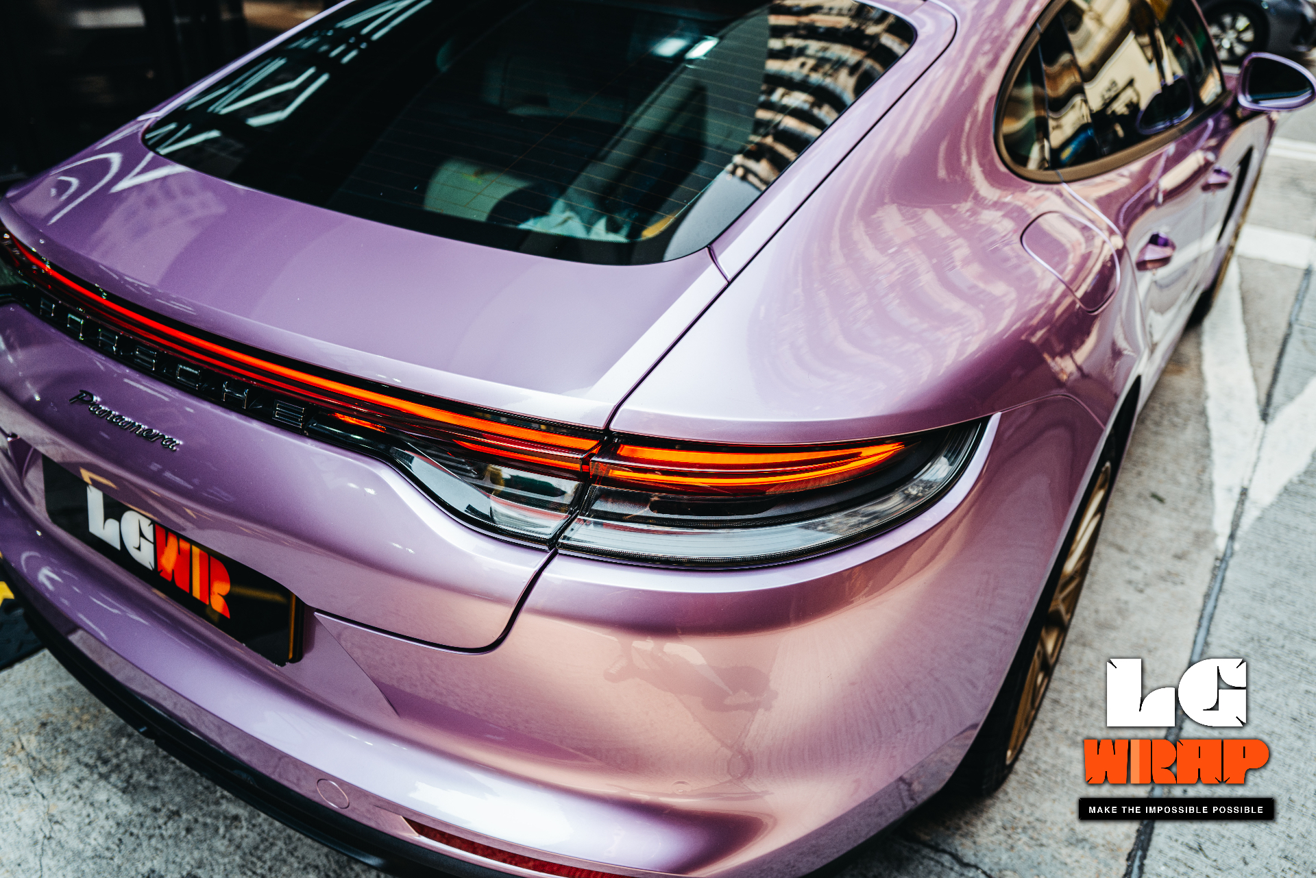 Porsche Panamera 貼上 Colour PPF 後展現粉紫色車尾