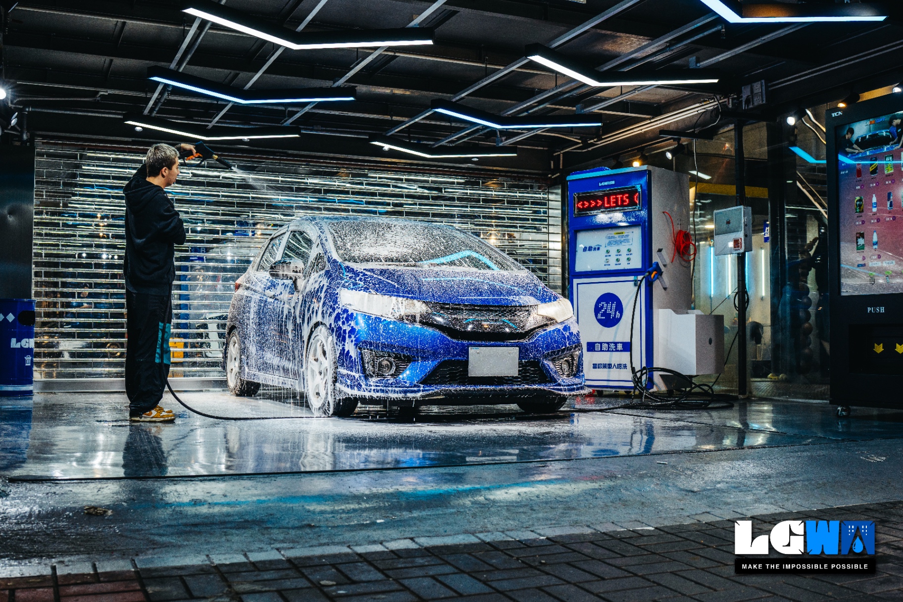 LETS GET WASH 24-hour self-service car wash area blue Honda Fit high-pressure water gun car wash