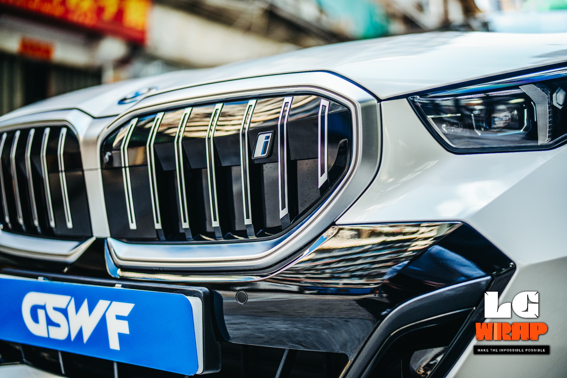 Close-up of the silver BMW iX series' closed kidney grille, showing GSWF PPF covering the large panel