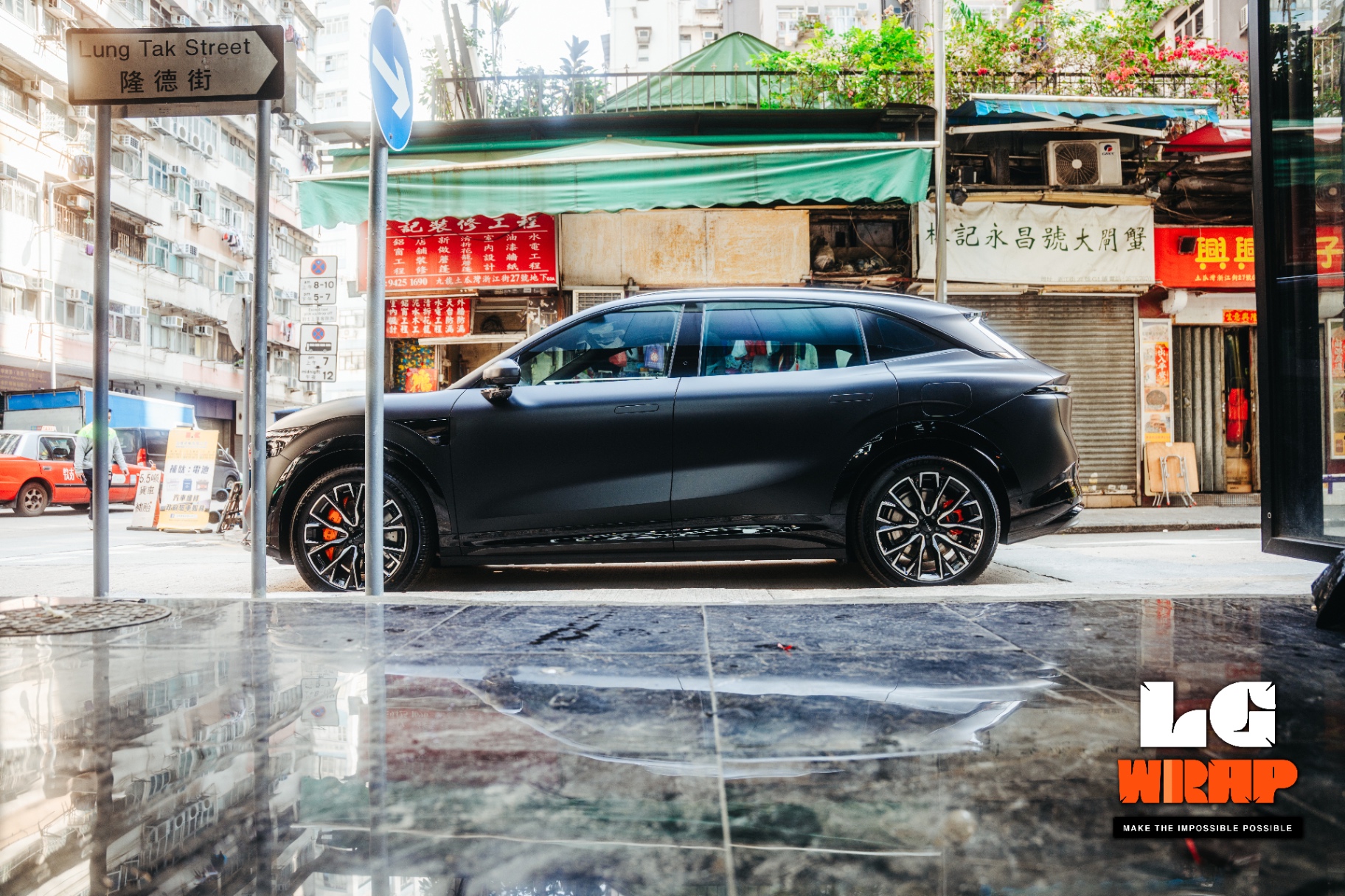 黑色 SUV 街拍側身,展示全車 PPF 完整包覆與街景倒影