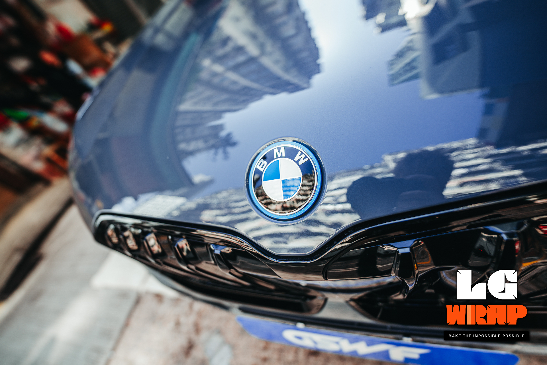 近距離檢查 BMW 車頭漆面與反光狀態